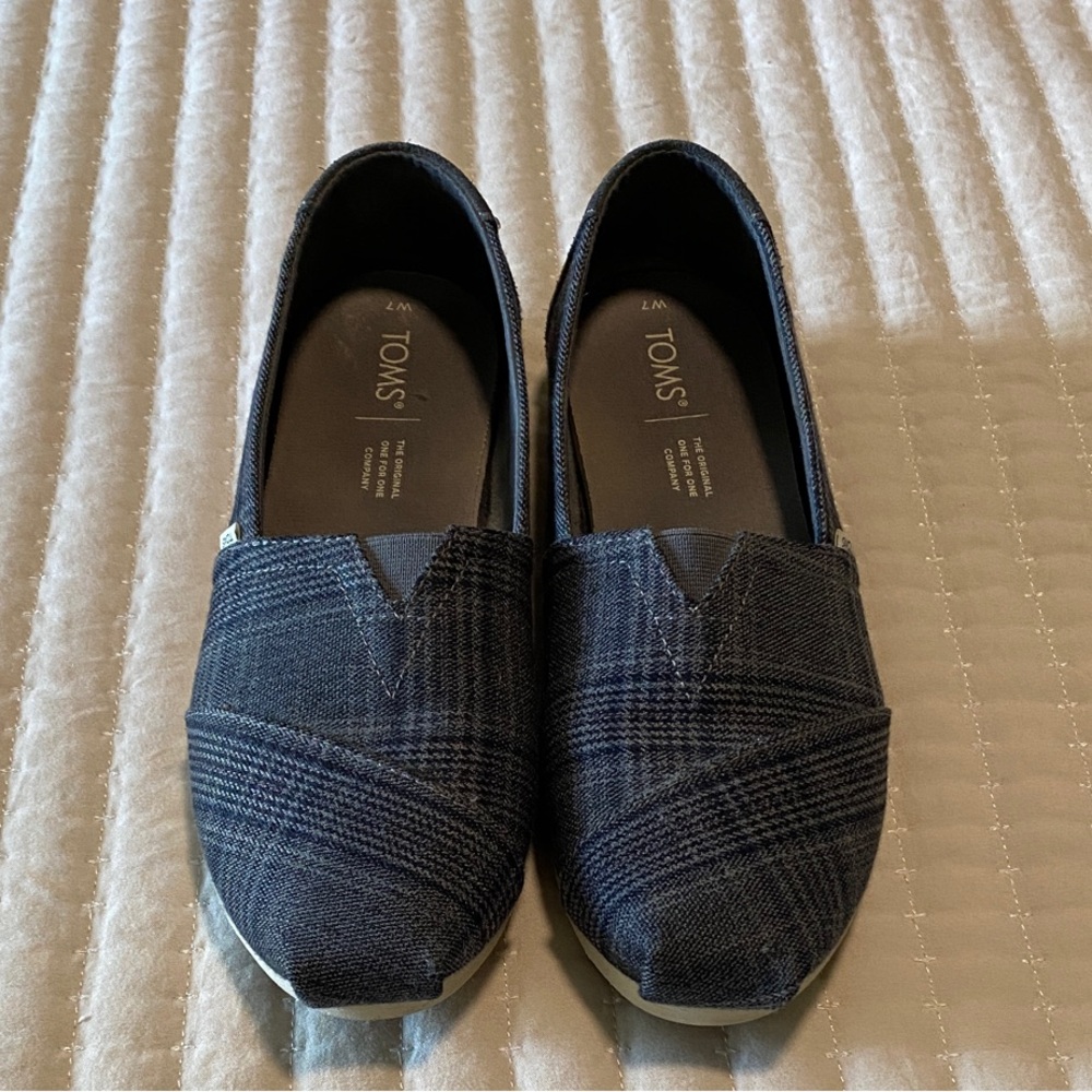 TOMS Women's Navy Plaid Flats